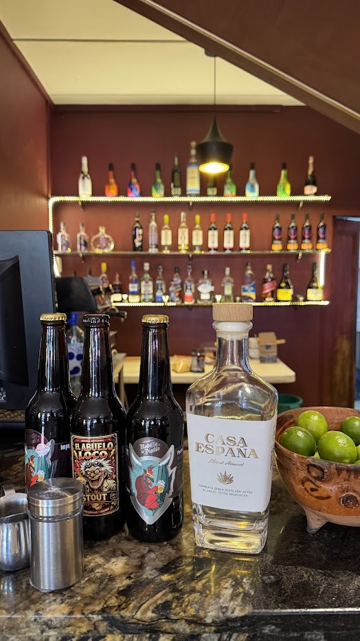 Botella de Mezcal Casa España sobre la barra de Mestizaje