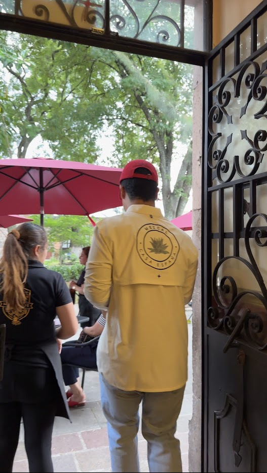 Camisa con el sello de Mezcal Casa España en la entrada del patio de Mestizaje